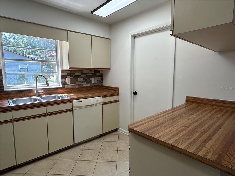 For Sale: $274,900 (3 beds, 2 baths, 1422 Square Feet)