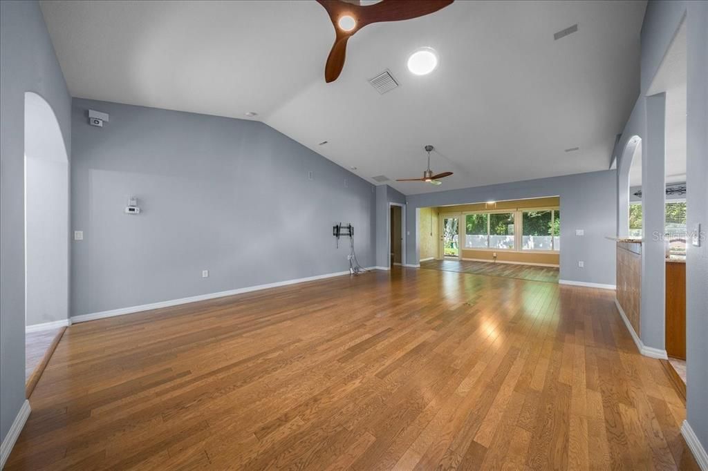 For Sale: $279,999 (3 beds, 2 baths, 1768 Square Feet)