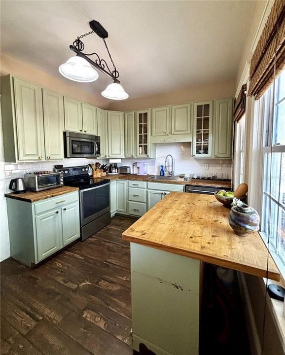 For Rent: $3,495 (4 beds, 2 baths, 1632 Square Feet)