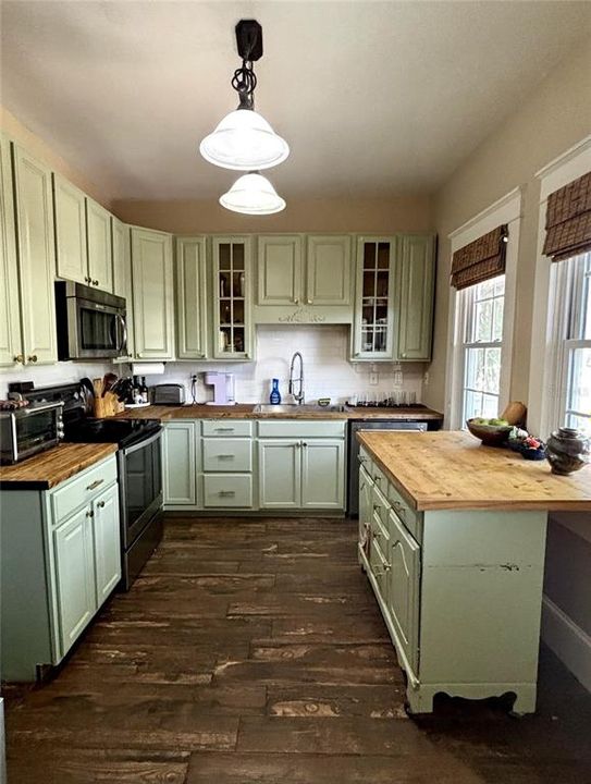 For Rent: $3,495 (4 beds, 2 baths, 1632 Square Feet)