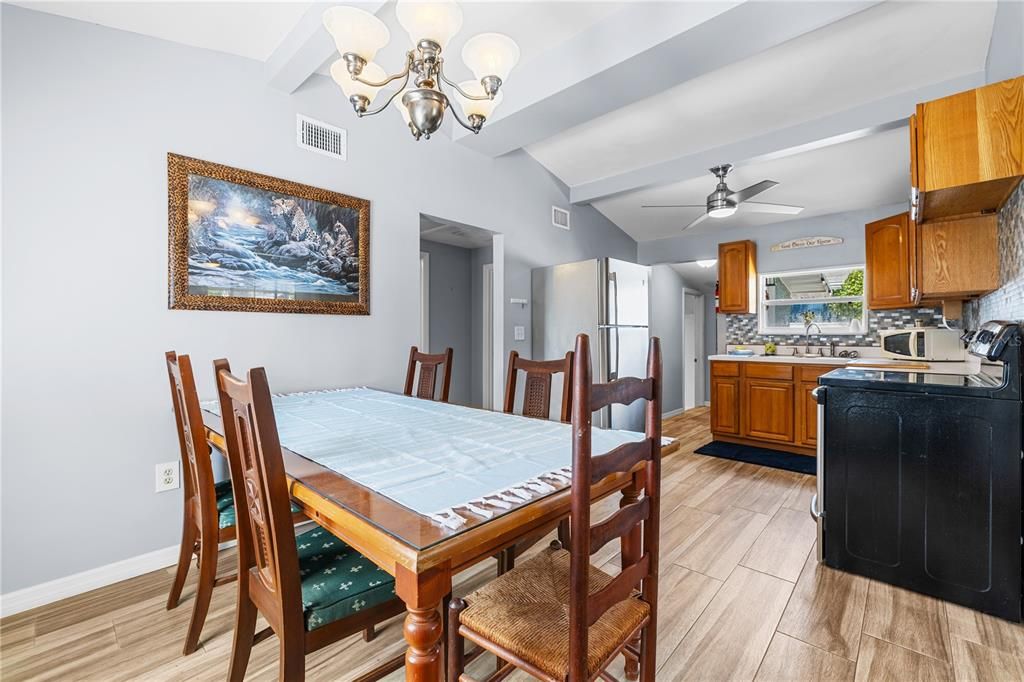 For Sale: $270,000 (2 beds, 1 baths, 864 Square Feet)