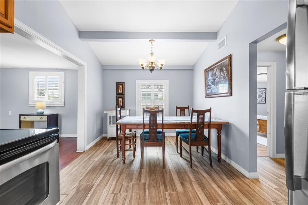 For Sale: $270,000 (2 beds, 1 baths, 864 Square Feet)