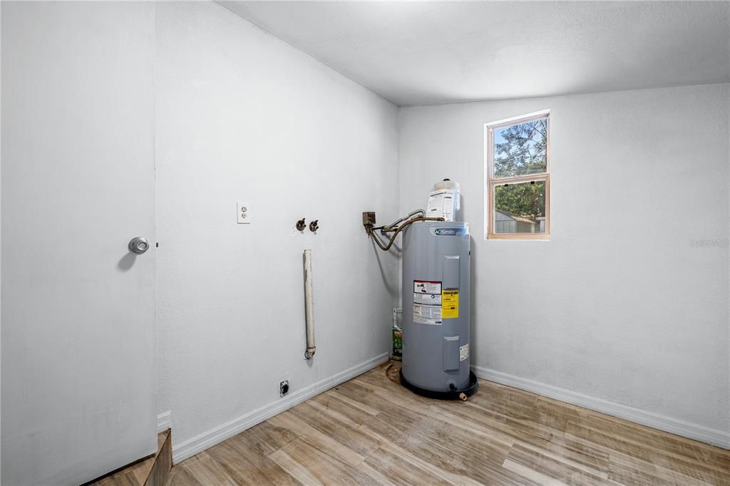 For Sale: $270,000 (2 beds, 1 baths, 864 Square Feet)