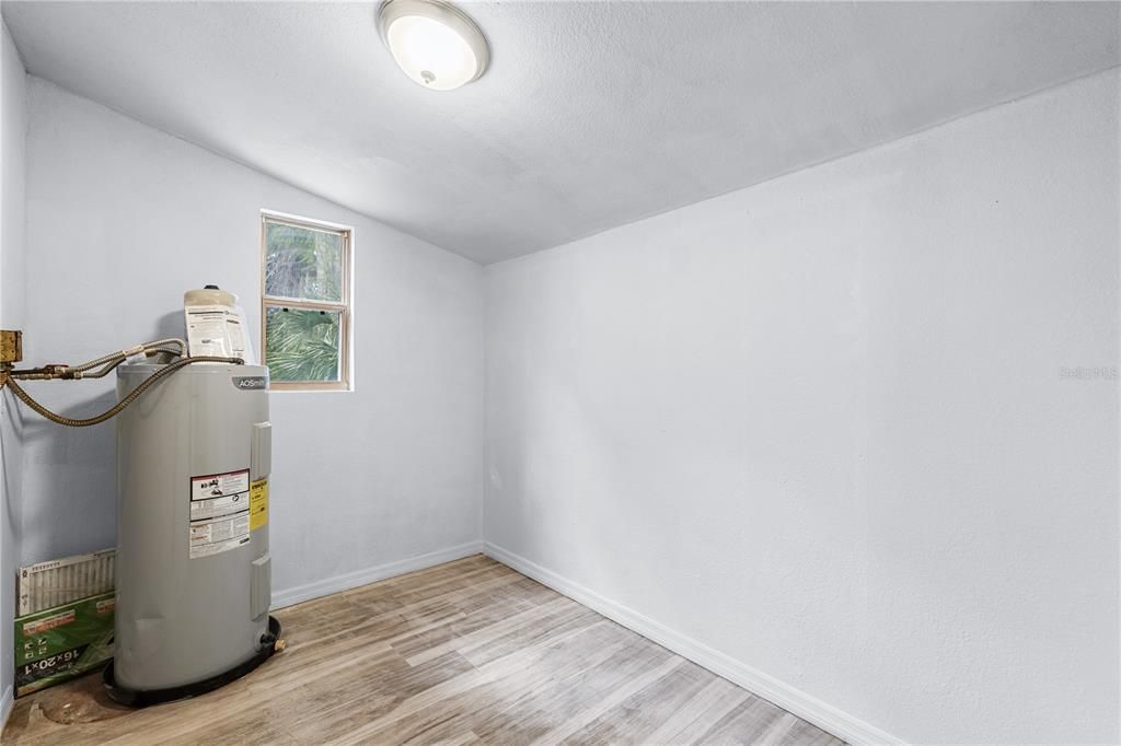 For Sale: $270,000 (2 beds, 1 baths, 864 Square Feet)