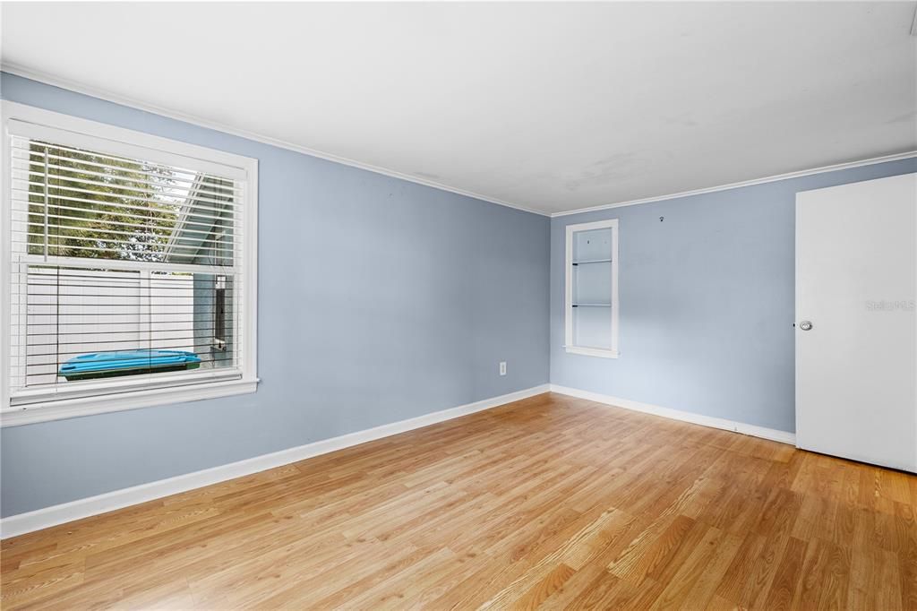 For Sale: $270,000 (2 beds, 1 baths, 864 Square Feet)
