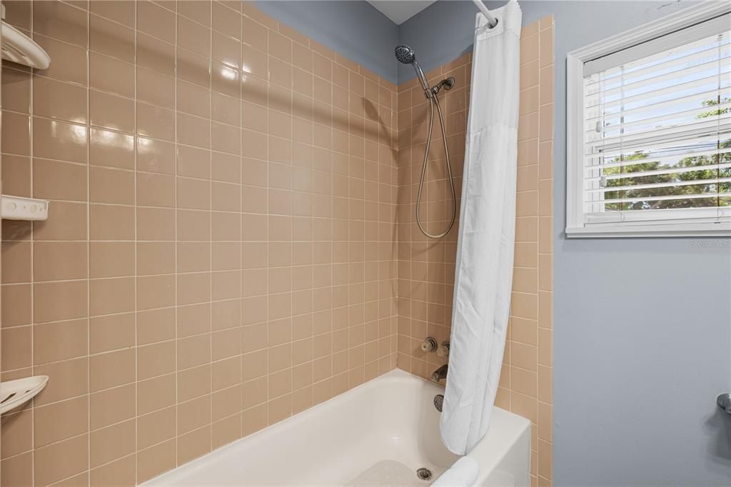 For Sale: $270,000 (2 beds, 1 baths, 864 Square Feet)