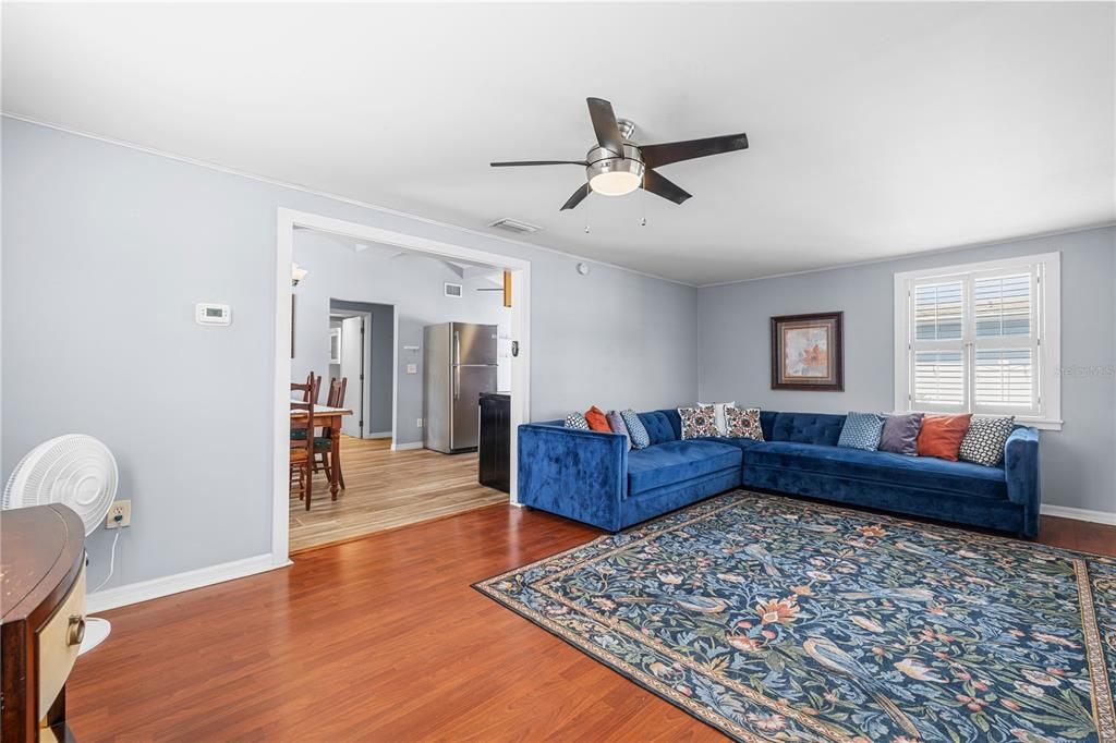 For Sale: $270,000 (2 beds, 1 baths, 864 Square Feet)