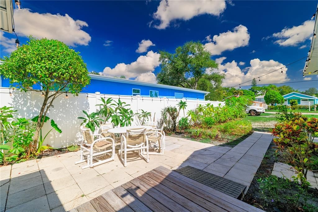 For Sale: $270,000 (2 beds, 1 baths, 864 Square Feet)