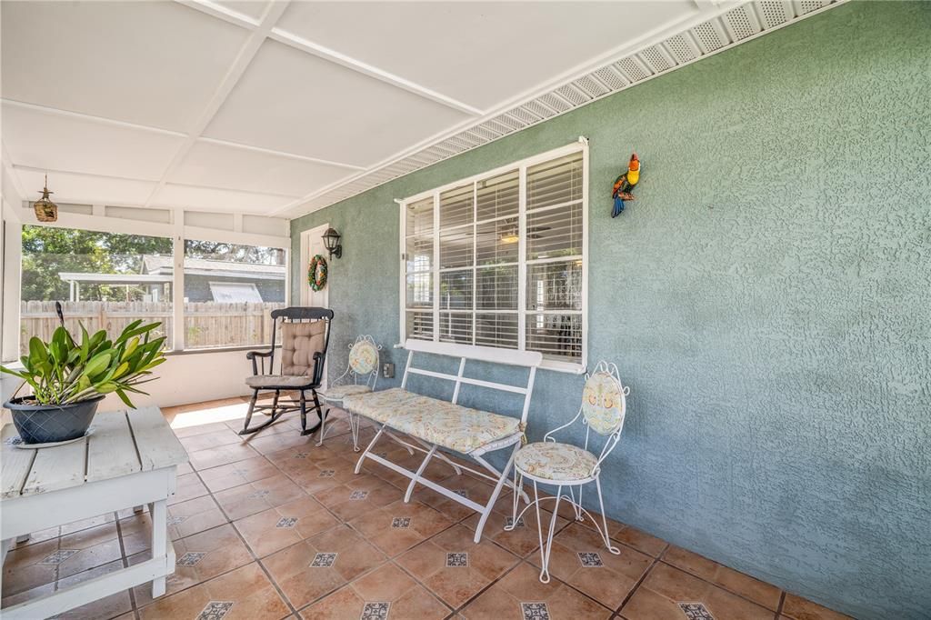 For Sale: $270,000 (2 beds, 1 baths, 864 Square Feet)