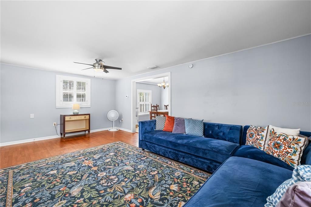 For Sale: $270,000 (2 beds, 1 baths, 864 Square Feet)