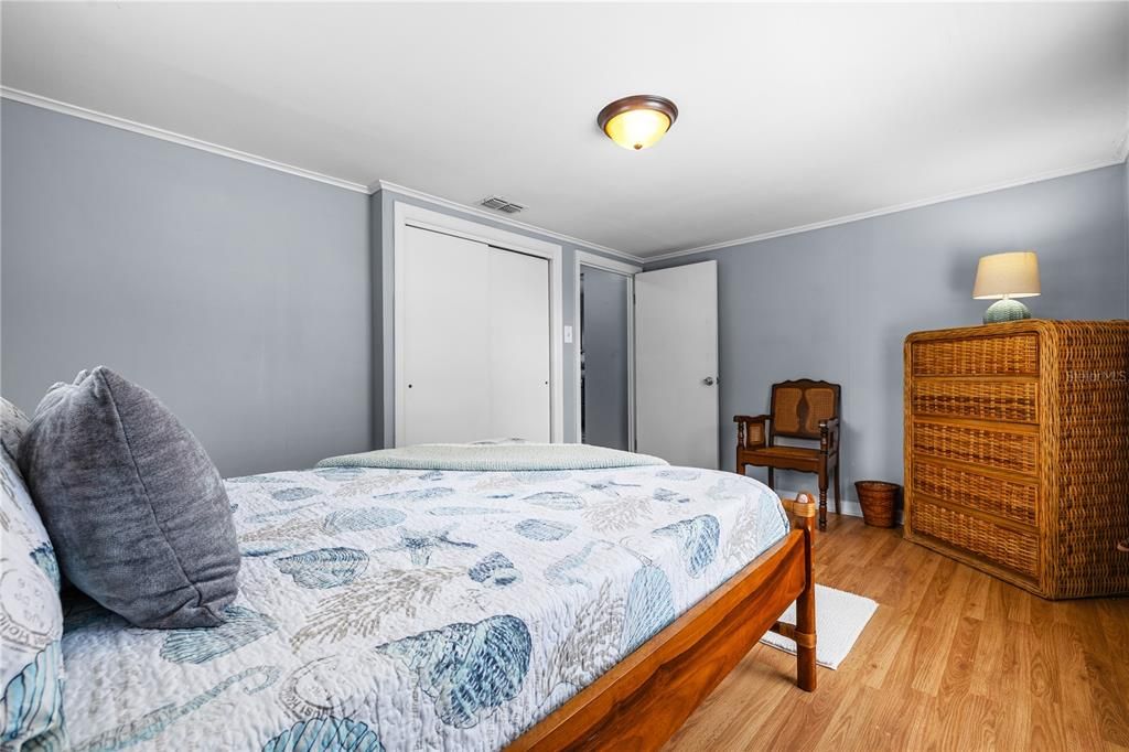 For Sale: $270,000 (2 beds, 1 baths, 864 Square Feet)