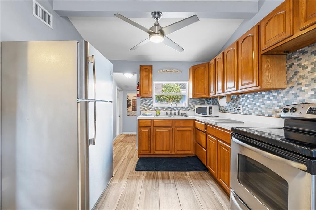 For Sale: $270,000 (2 beds, 1 baths, 864 Square Feet)