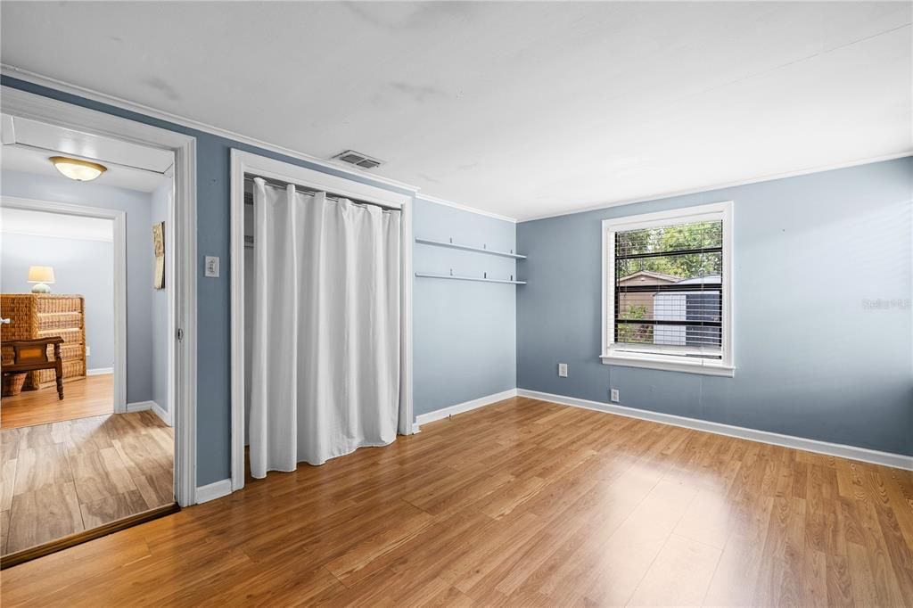 For Sale: $270,000 (2 beds, 1 baths, 864 Square Feet)