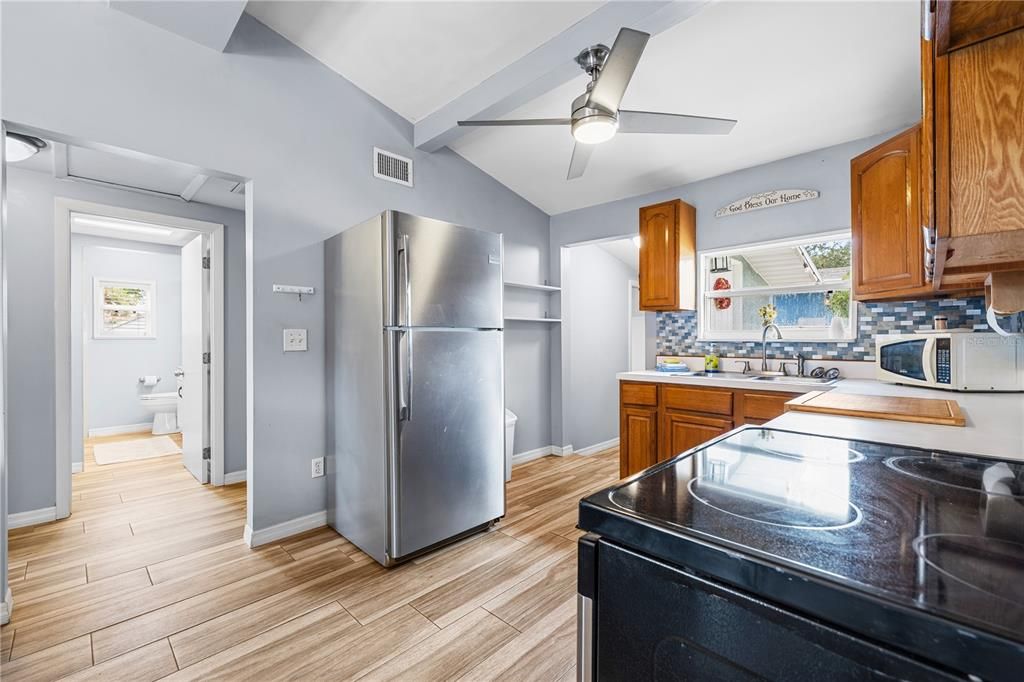 For Sale: $270,000 (2 beds, 1 baths, 864 Square Feet)