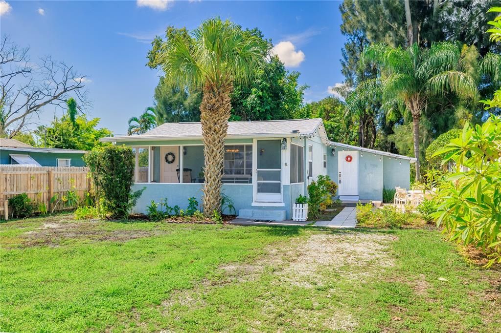 For Sale: $270,000 (2 beds, 1 baths, 864 Square Feet)