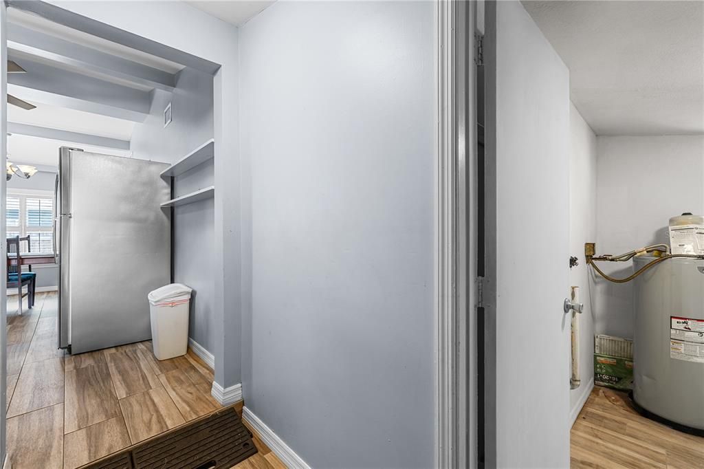 For Sale: $270,000 (2 beds, 1 baths, 864 Square Feet)