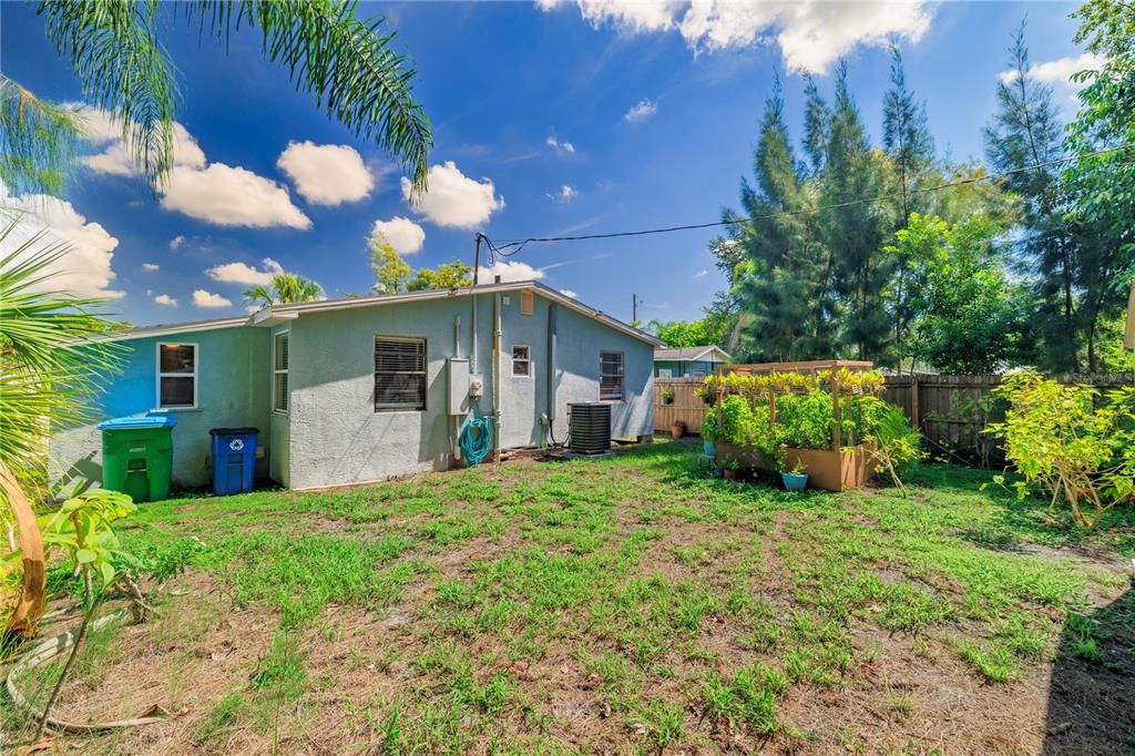 For Sale: $270,000 (2 beds, 1 baths, 864 Square Feet)