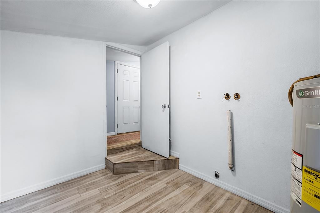 For Sale: $270,000 (2 beds, 1 baths, 864 Square Feet)