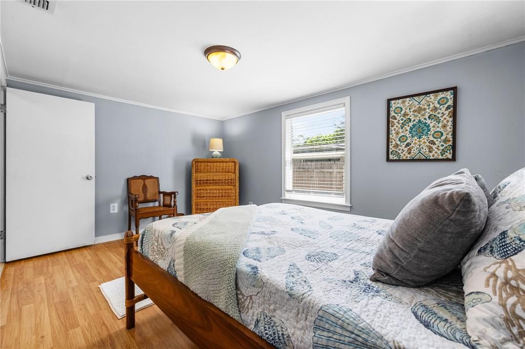For Sale: $270,000 (2 beds, 1 baths, 864 Square Feet)