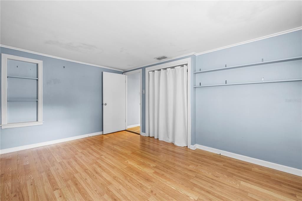 For Sale: $270,000 (2 beds, 1 baths, 864 Square Feet)