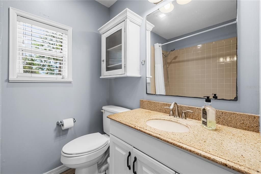 For Sale: $270,000 (2 beds, 1 baths, 864 Square Feet)