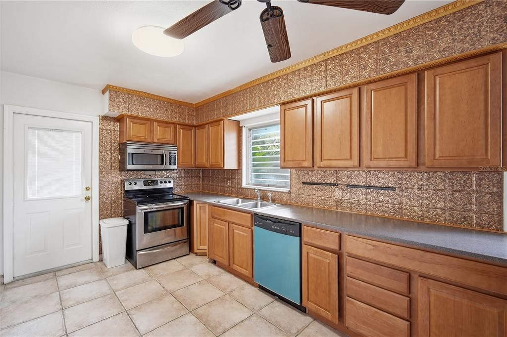 For Rent: $2,199 (3 beds, 1 baths, 1119 Square Feet)