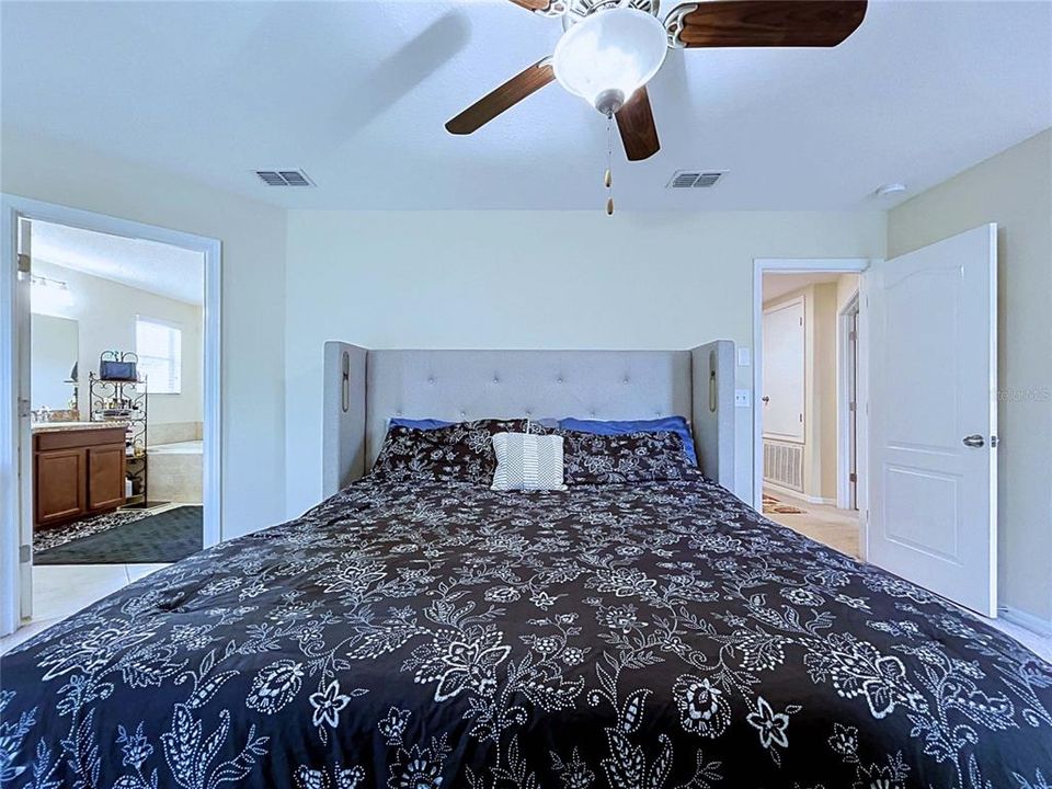 En Venta: $396,900 (4 camas, 2 baños, 2441 Pies cuadrados)