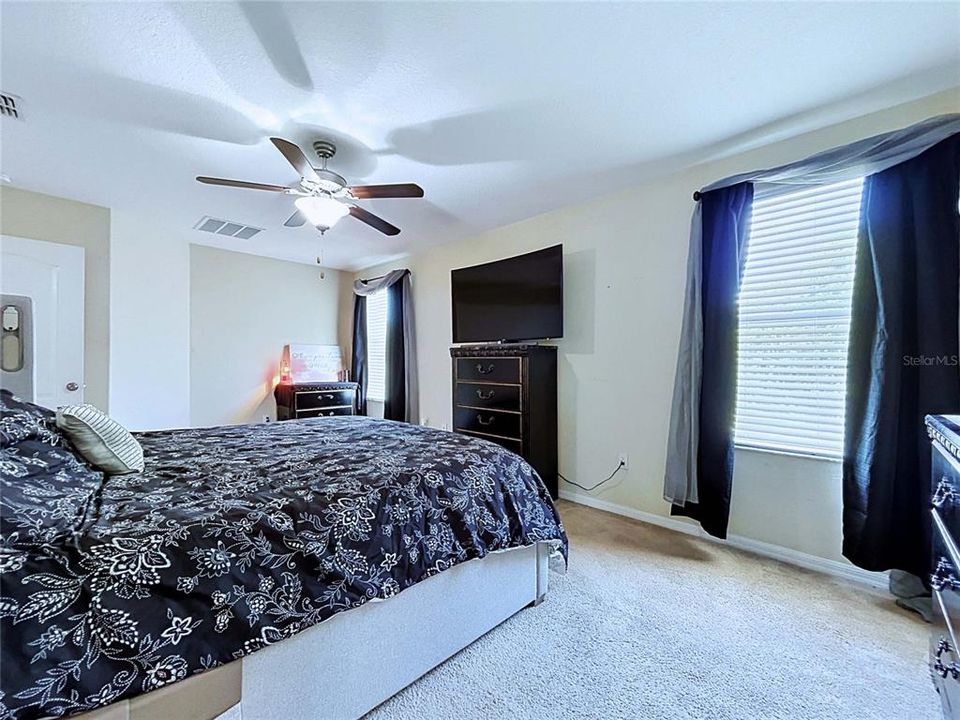 En Venta: $396,900 (4 camas, 2 baños, 2441 Pies cuadrados)
