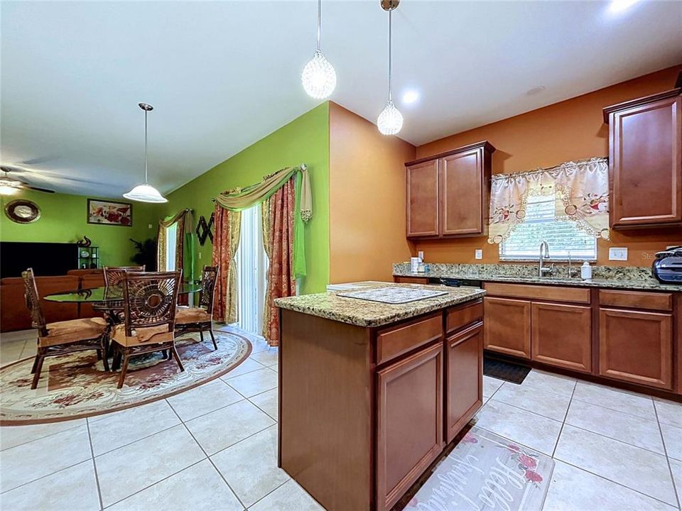 En Venta: $396,900 (4 camas, 2 baños, 2441 Pies cuadrados)