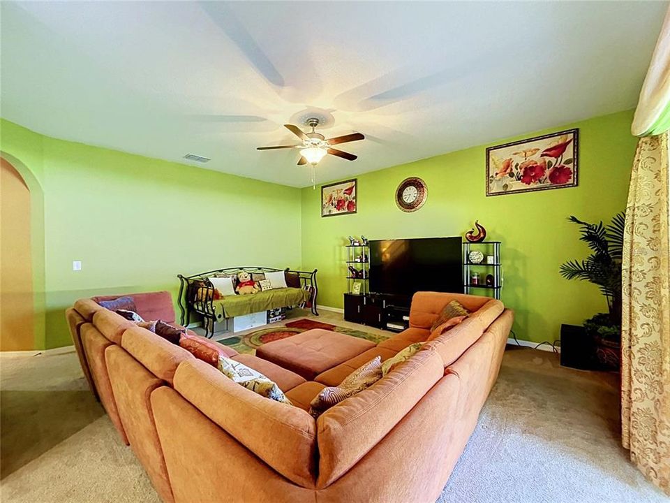 En Venta: $396,900 (4 camas, 2 baños, 2441 Pies cuadrados)