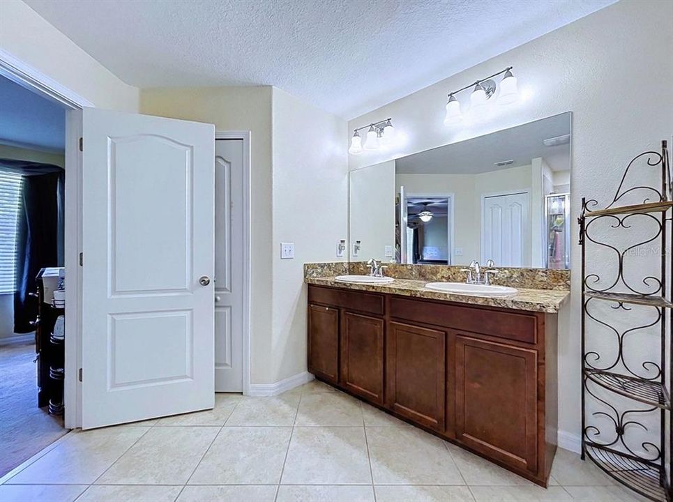 En Venta: $396,900 (4 camas, 2 baños, 2441 Pies cuadrados)
