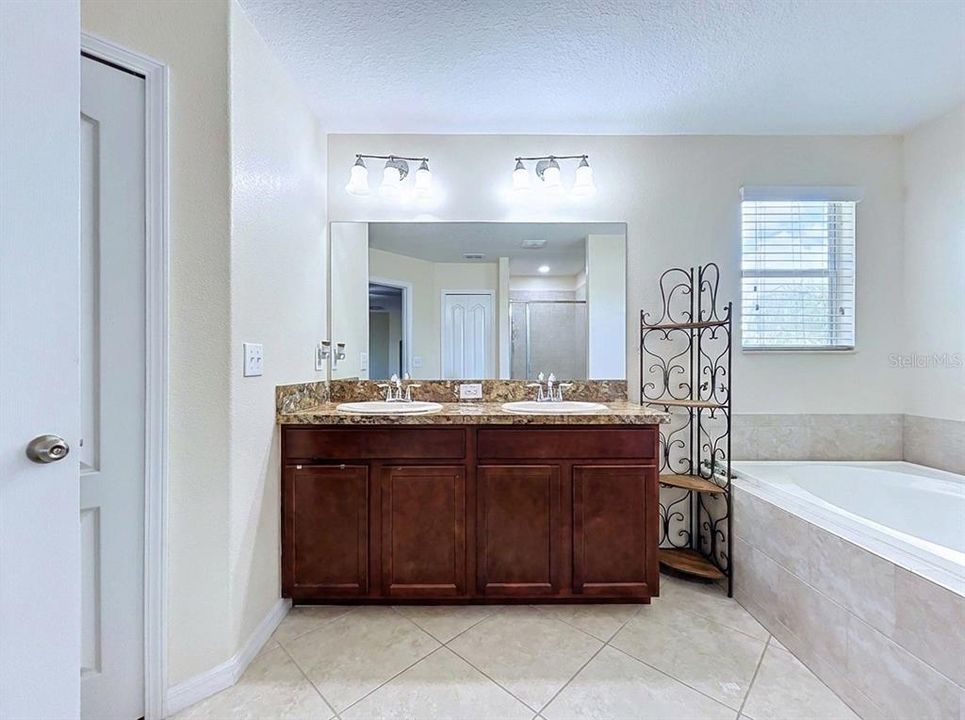En Venta: $396,900 (4 camas, 2 baños, 2441 Pies cuadrados)