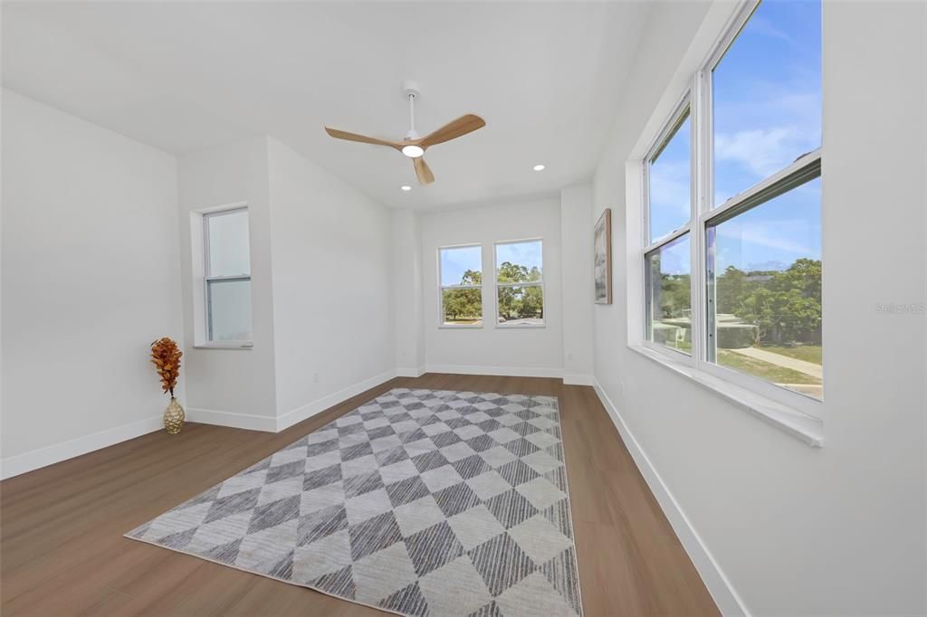 En Venta: $995,000 (4 camas, 3 baños, 2708 Pies cuadrados)