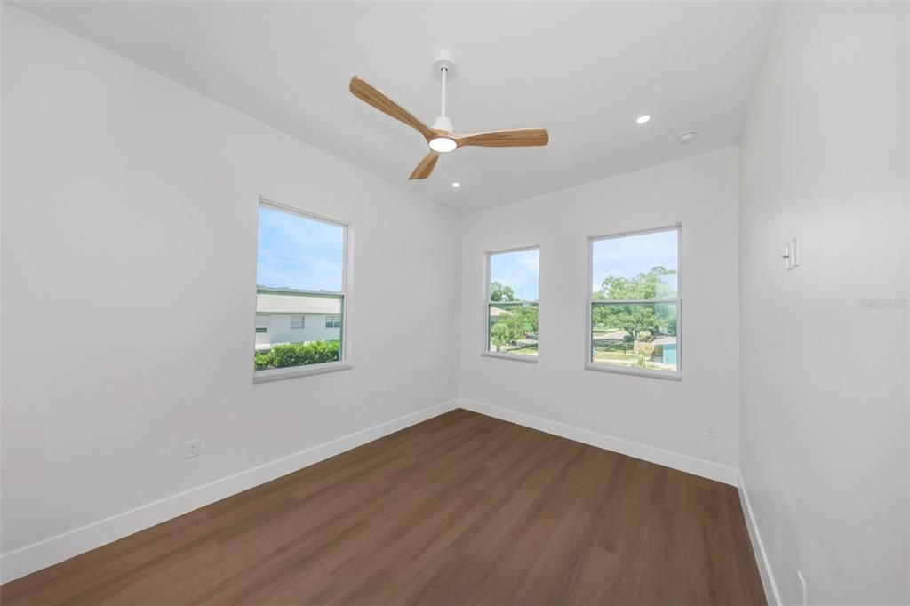 En Venta: $995,000 (4 camas, 3 baños, 2708 Pies cuadrados)