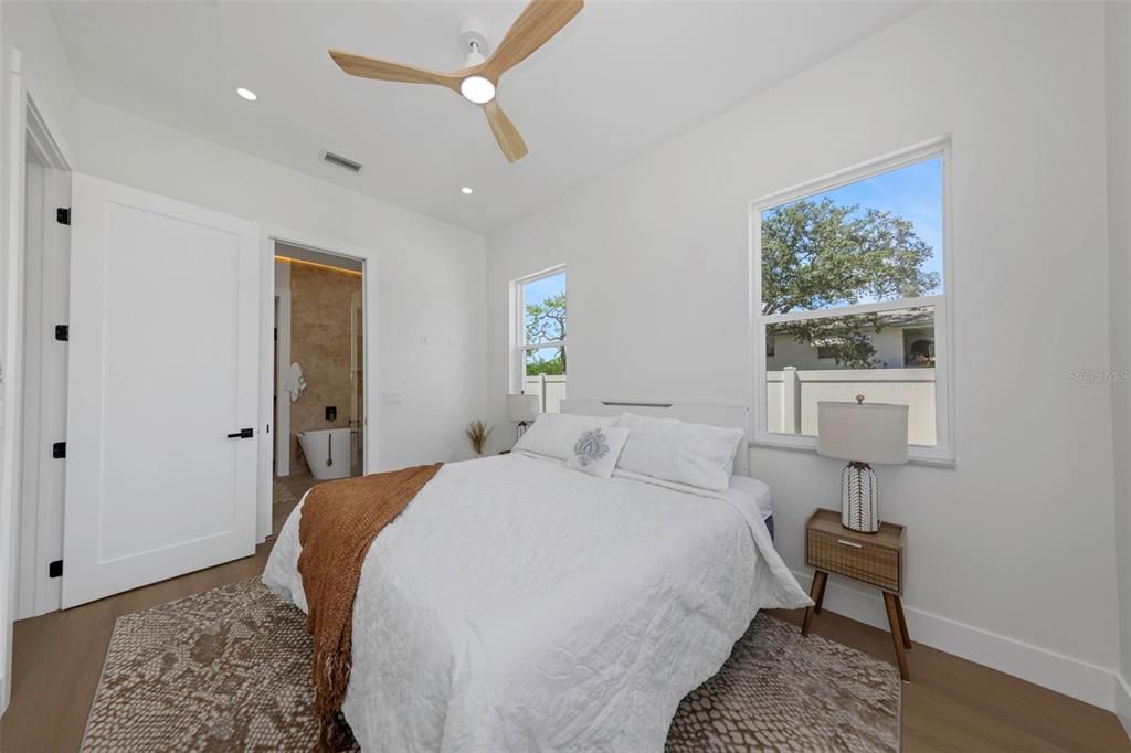 En Venta: $995,000 (4 camas, 3 baños, 2708 Pies cuadrados)