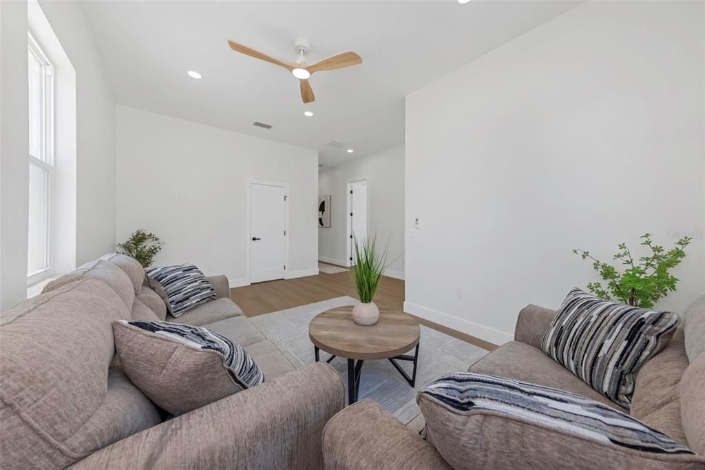 En Venta: $995,000 (4 camas, 3 baños, 2708 Pies cuadrados)