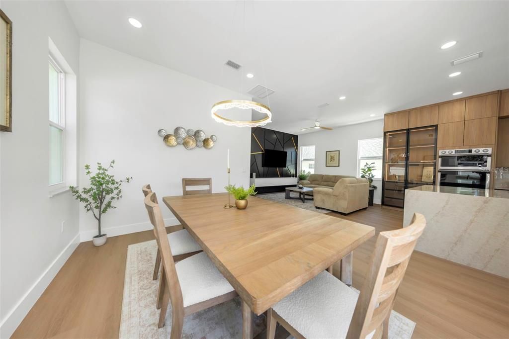 En Venta: $995,000 (4 camas, 3 baños, 2708 Pies cuadrados)