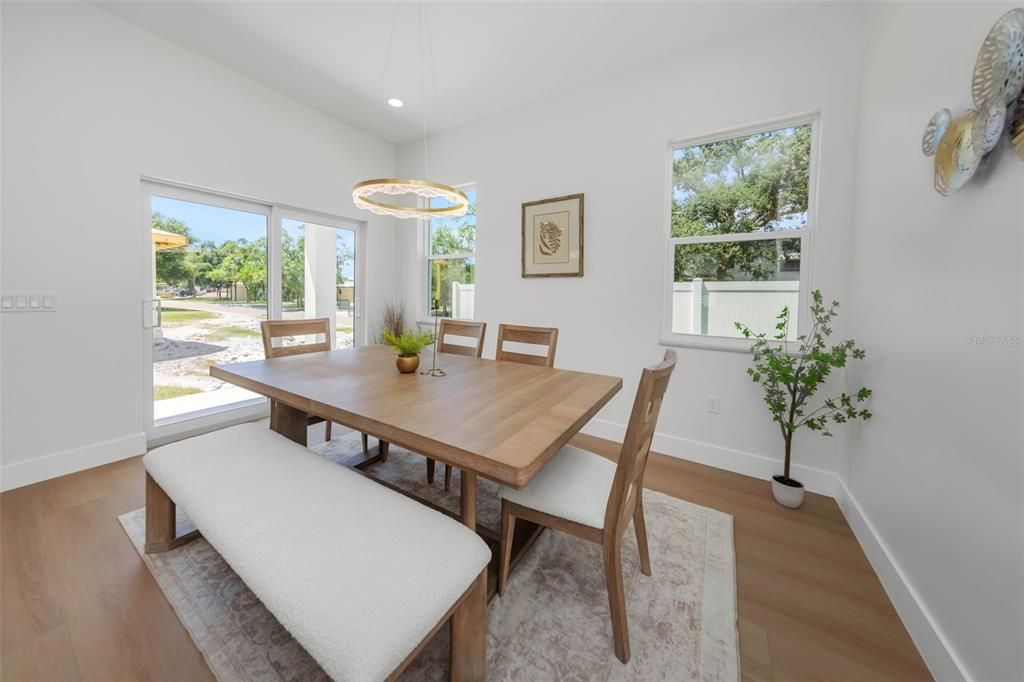 En Venta: $995,000 (4 camas, 3 baños, 2708 Pies cuadrados)