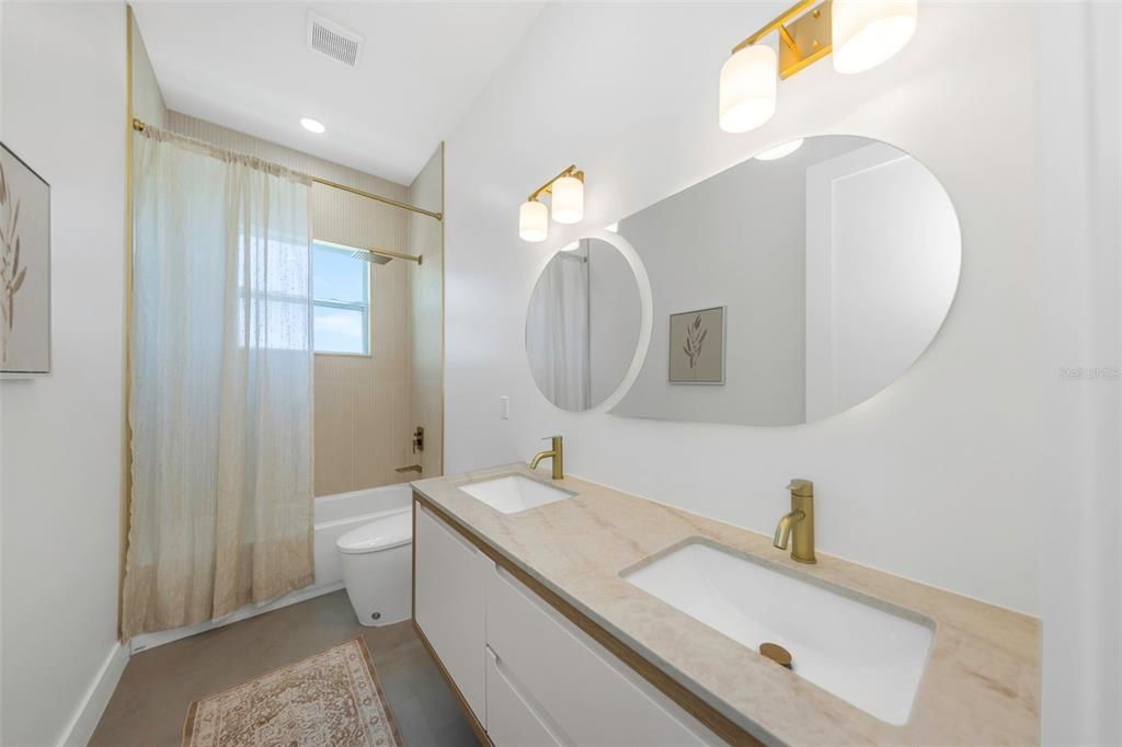 En Venta: $995,000 (4 camas, 3 baños, 2708 Pies cuadrados)