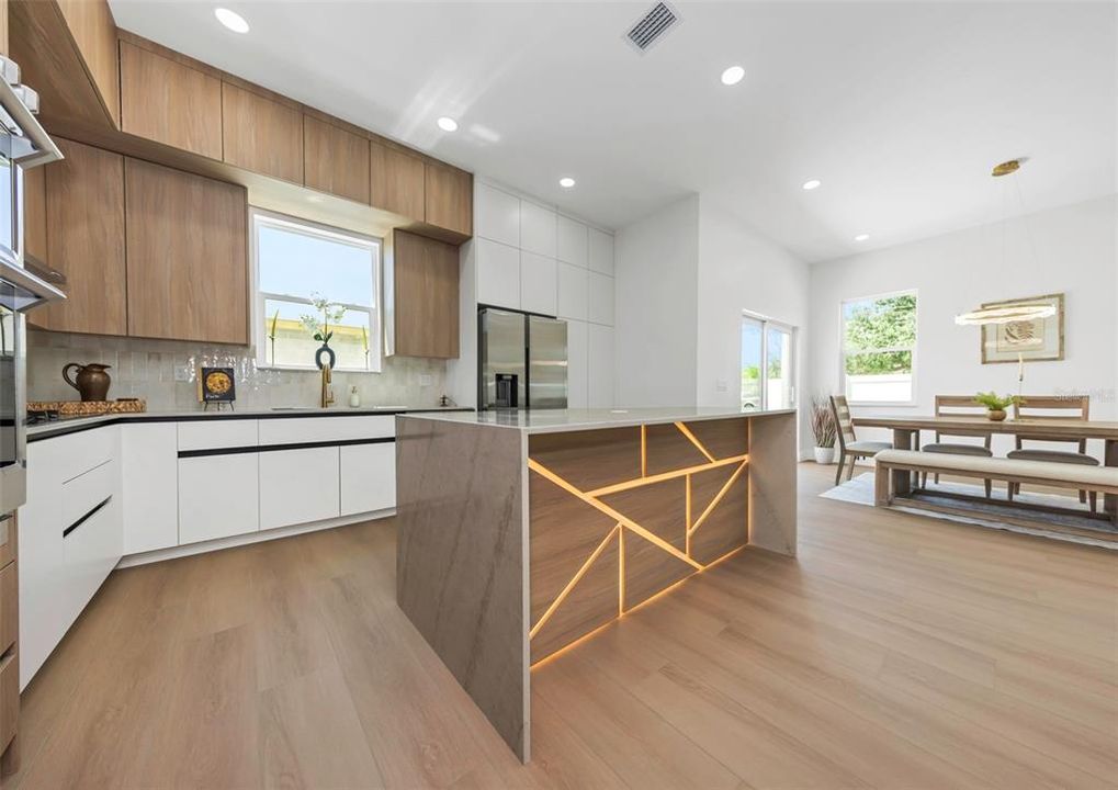 En Venta: $995,000 (4 camas, 3 baños, 2708 Pies cuadrados)
