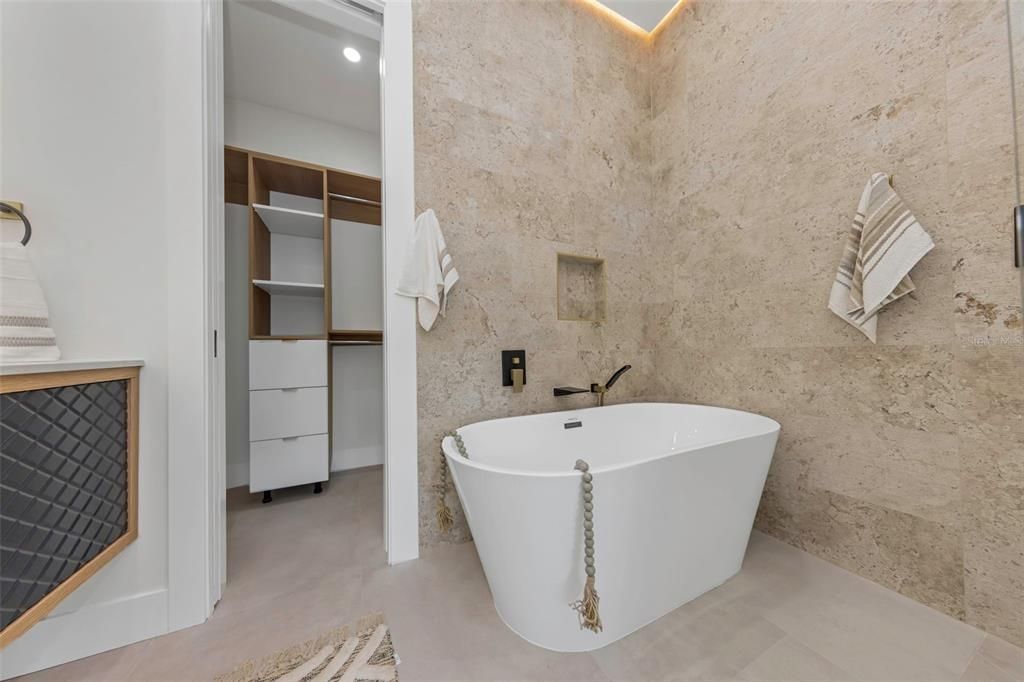 En Venta: $995,000 (4 camas, 3 baños, 2708 Pies cuadrados)