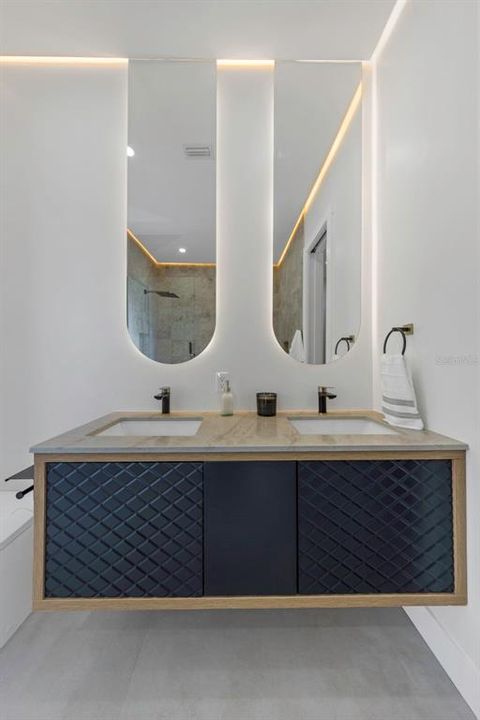 En Venta: $995,000 (4 camas, 3 baños, 2708 Pies cuadrados)