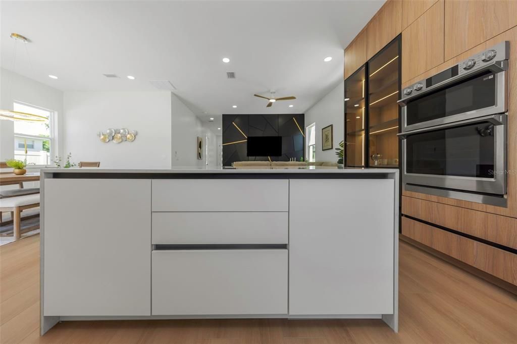 En Venta: $995,000 (4 camas, 3 baños, 2708 Pies cuadrados)