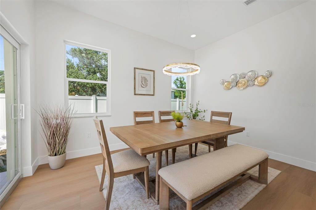 En Venta: $995,000 (4 camas, 3 baños, 2708 Pies cuadrados)