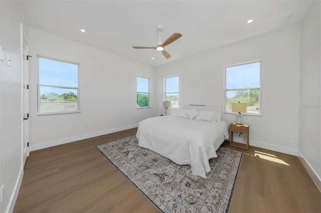 En Venta: $995,000 (4 camas, 3 baños, 2708 Pies cuadrados)
