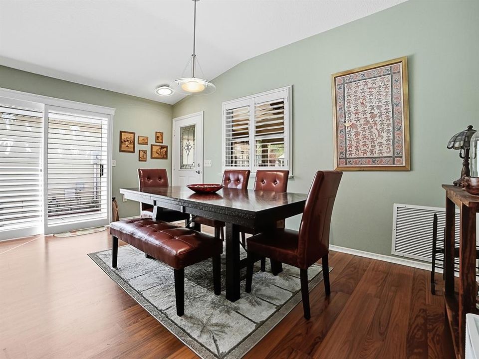 For Sale: $284,900 (2 beds, 2 baths, 1186 Square Feet)