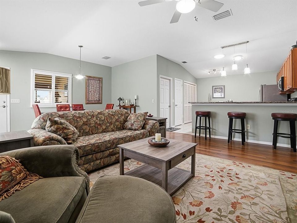For Sale: $284,900 (2 beds, 2 baths, 1186 Square Feet)