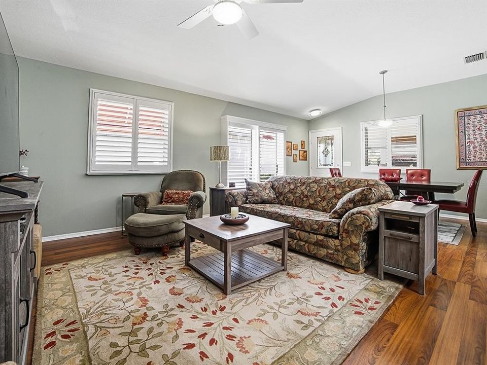 For Sale: $284,900 (2 beds, 2 baths, 1186 Square Feet)