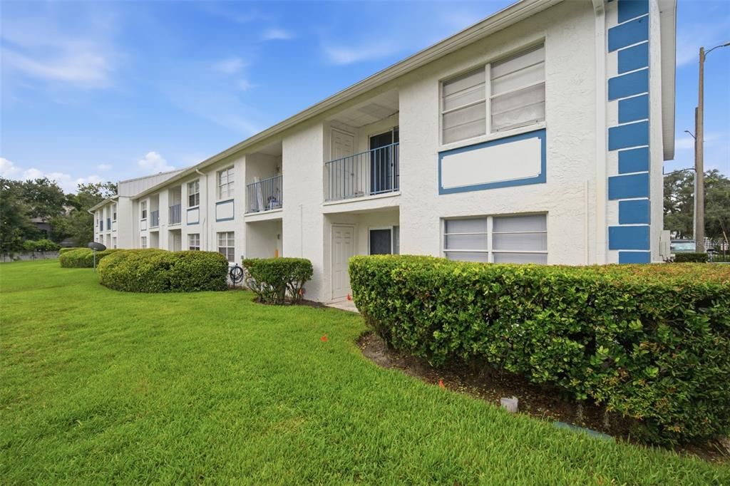 For Sale: $179,900 (2 beds, 2 baths, 879 Square Feet)