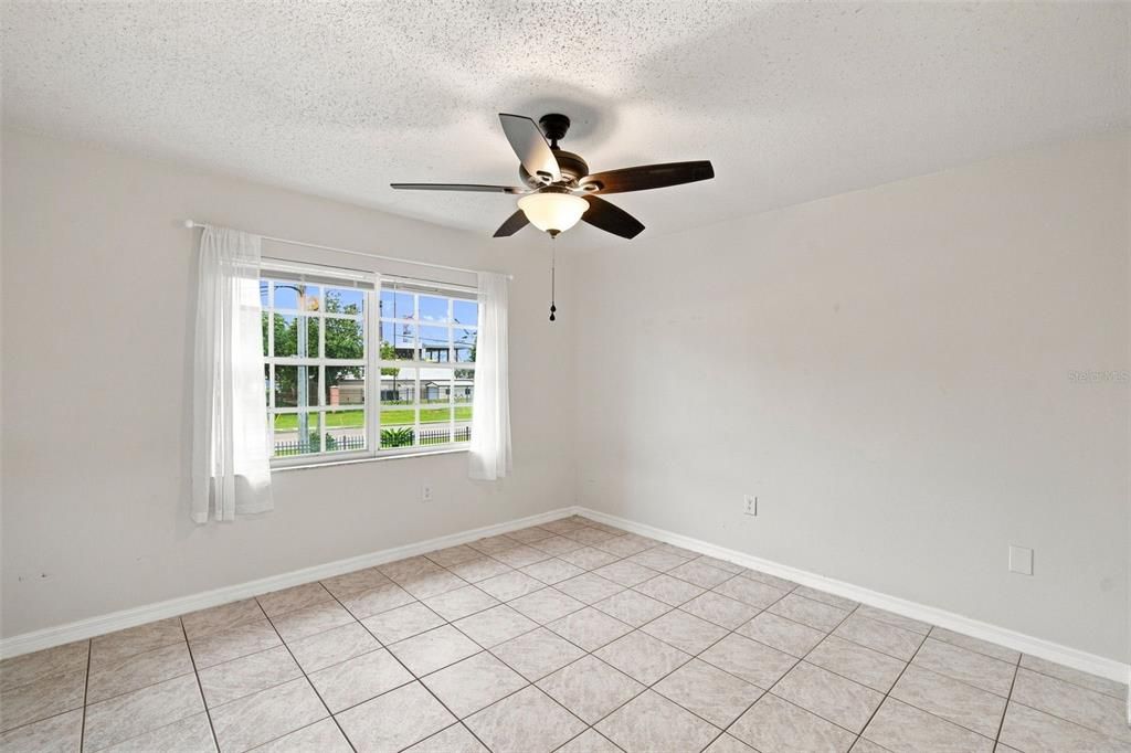 For Sale: $179,900 (2 beds, 2 baths, 879 Square Feet)